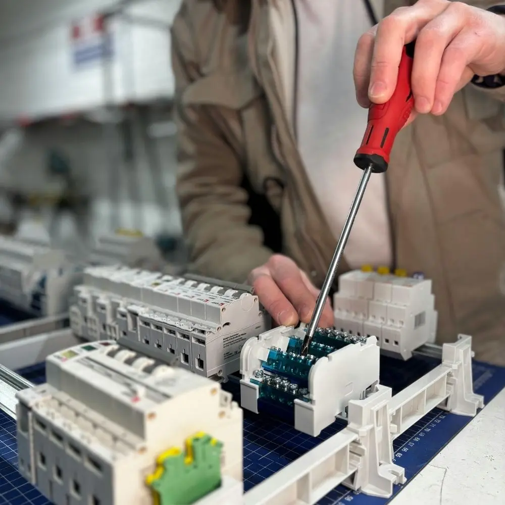 TEHLİKELİ VE ÇOK TEHLİKELİ İŞLERDE ELEKTRİK TESİSLERİ YAPIM İŞLERİ EĞİTİMİ